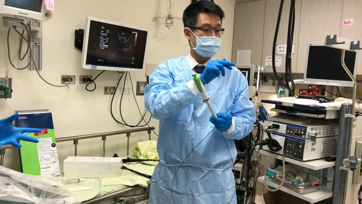 Médico descobre cogumelo crescendo no intestino de paciente; veja foto Achado foi feito durante exame de colonoscopia