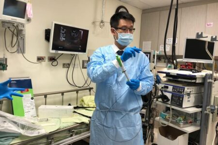 Médico descobre cogumelo crescendo no intestino de paciente; veja foto Achado foi feito durante exame de colonoscopia