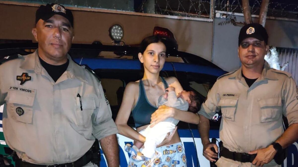 PM salva bebê de 29 dias que quase morreu engasgado, em Goiânia Criança foi levada pelos próprios policiais à Maternidade Célia Câmara