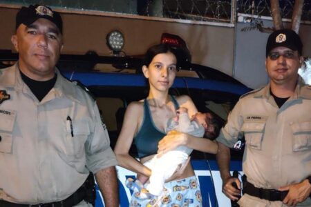 PM salva bebê de 29 dias que quase morreu engasgado, em Goiânia Criança foi levada pelos próprios policiais à Maternidade Célia Câmara