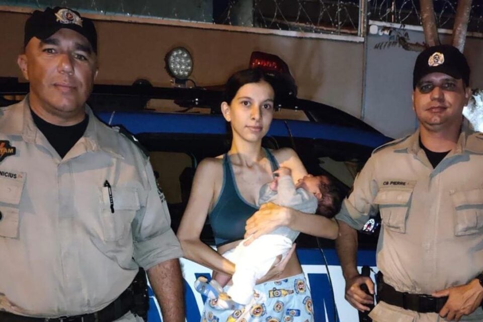 PM salva bebê de 29 dias que quase morreu engasgado, em Goiânia Criança foi levada pelos próprios policiais à Maternidade Célia Câmara