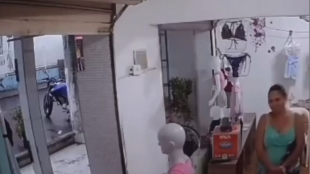 Neta impede avó com medo de raio (Foto: Reprodução)
