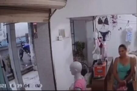 Neta impede avó com medo de raio (Foto: Reprodução)