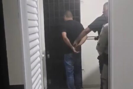 Imagem do homem sendo preso