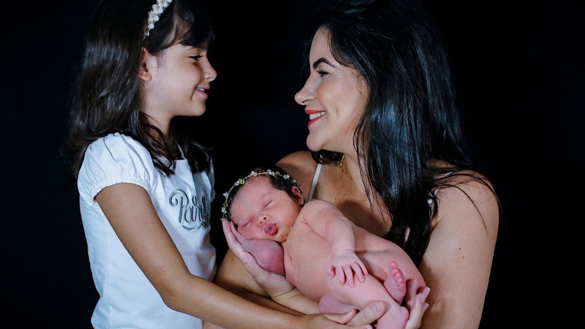 Polyanna Morato, com as filhas Heloísa, de oito anos e Ísis, atualmente com 1 ano e dois meses