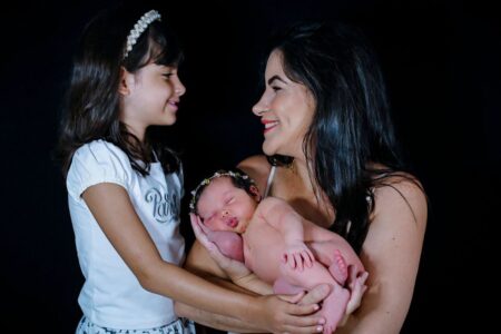 Polyanna Morato, com as filhas Heloísa, de oito anos e Ísis, atualmente com 1 ano e dois meses