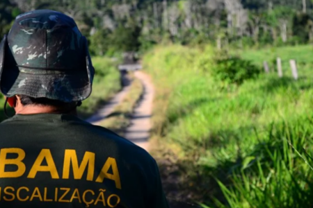 Imagem de um homem usando o uniforme da fiscalização do Ibama