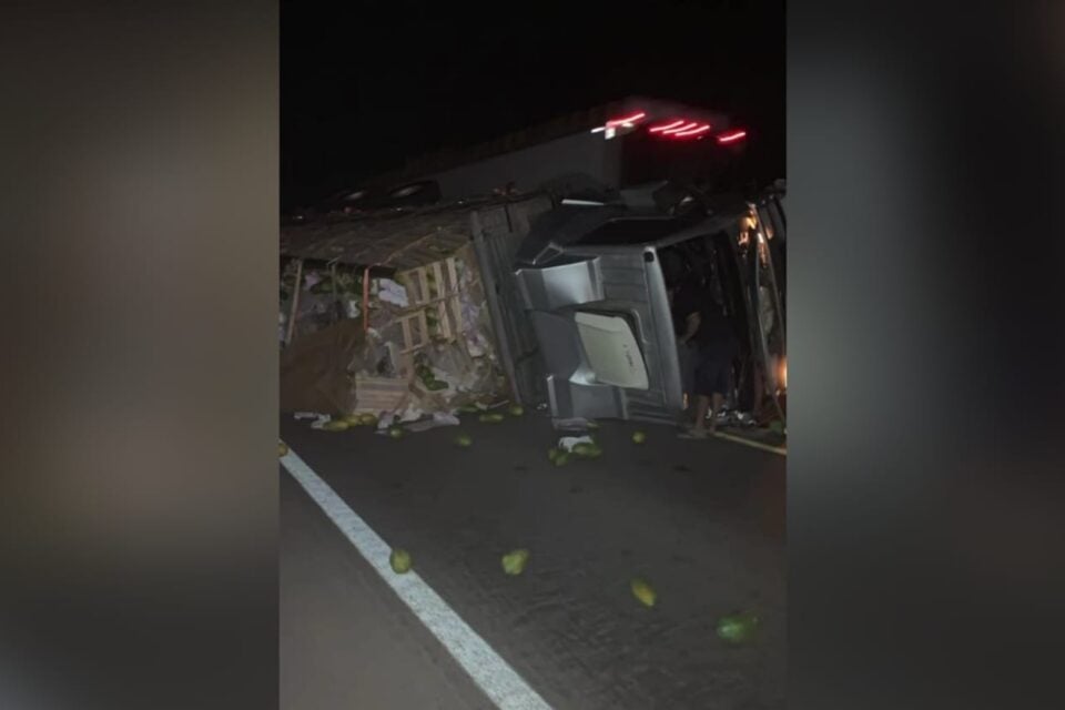 Imagem do caminhão atravessado na pista