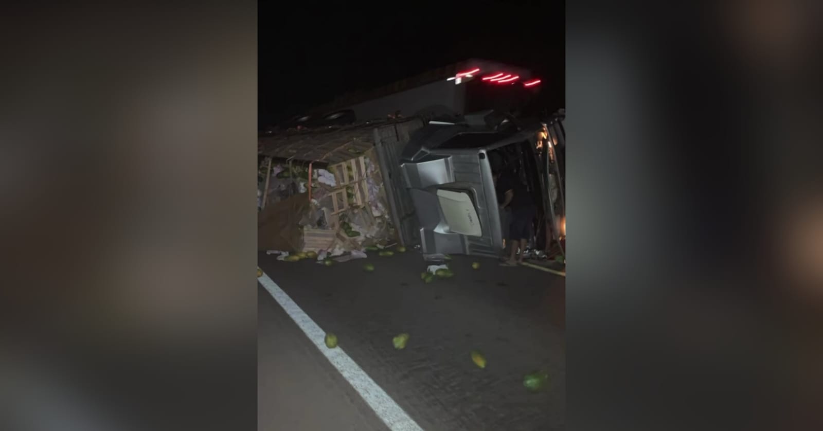 Imagem do caminhão atravessado na pista