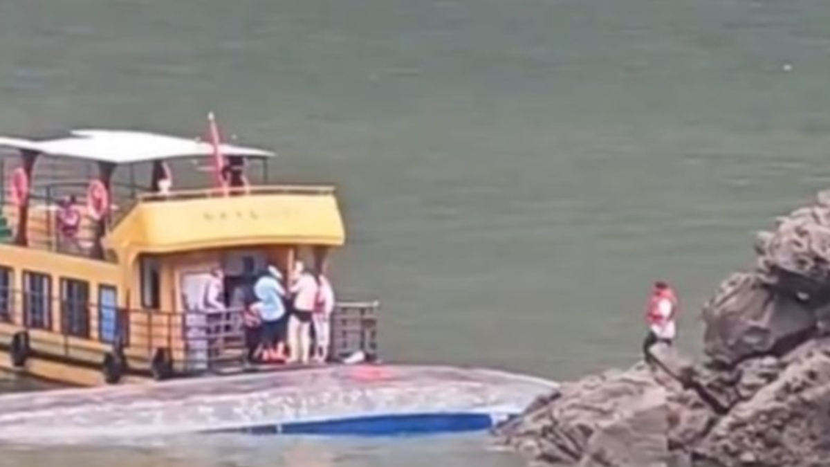 Imagem de um barco turístico no rio
