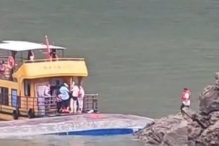 Imagem de um barco turístico no rio