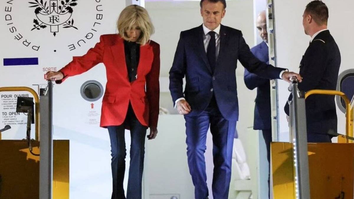 Vídeo: Primeira-dama dá tapa no rosto de Macron e governo francês se pronuncia Brigitte Macron aparece recusando o braço do marido