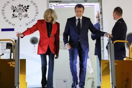 Vídeo: Primeira-dama dá tapa no rosto de Macron e governo francês se pronuncia Brigitte Macron aparece recusando o braço do marido