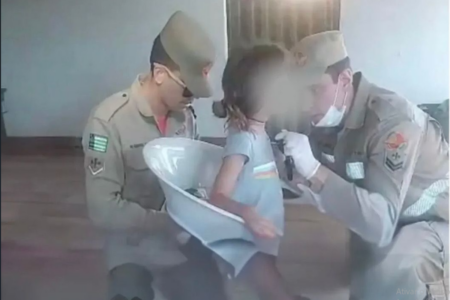 Criança com enforca-gato preso ao pescoço (Foto: Divulgação)