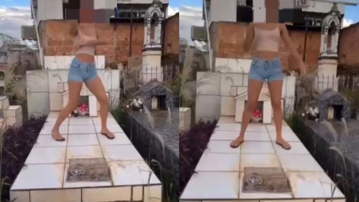 A imagem mostra uma jovem sobre um túmulo