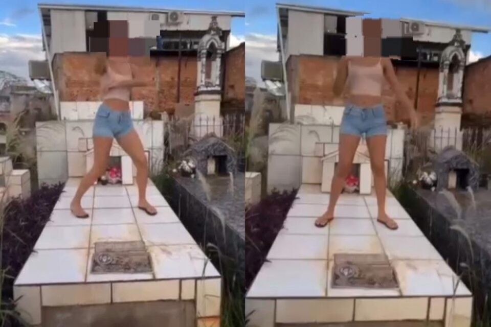 A imagem mostra uma jovem sobre um túmulo