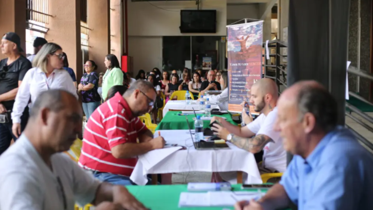 Imagem de um feirão de empregos ocorrido em Curitiba