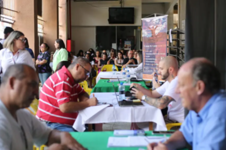 Imagem de um feirão de empregos ocorrido em Curitiba