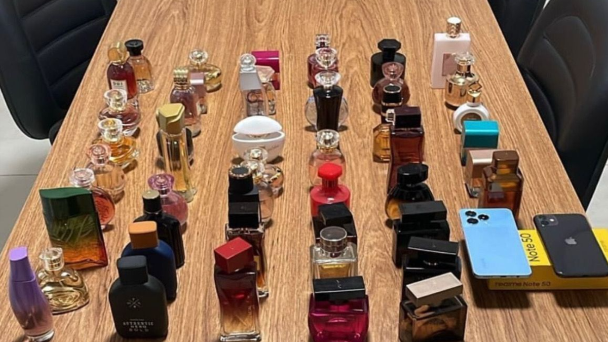 Perfumes e celulares furtados (Foto: Divulgação/PCGO)