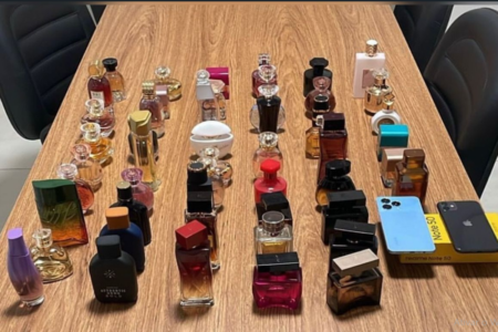 Perfumes e celulares furtados (Foto: Divulgação/PCGO)