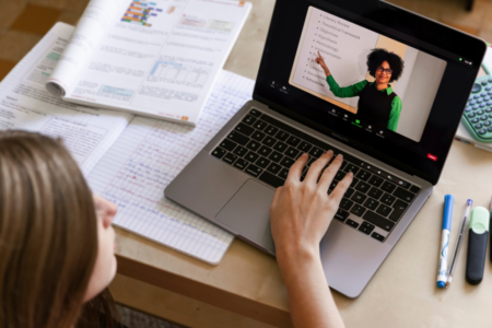 Imagem de uma pessoa assistindo uma aula online no notebook