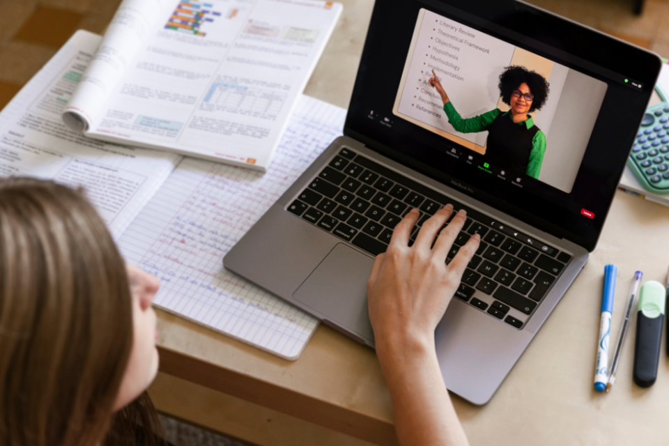 Imagem de uma pessoa assistindo uma aula online no notebook