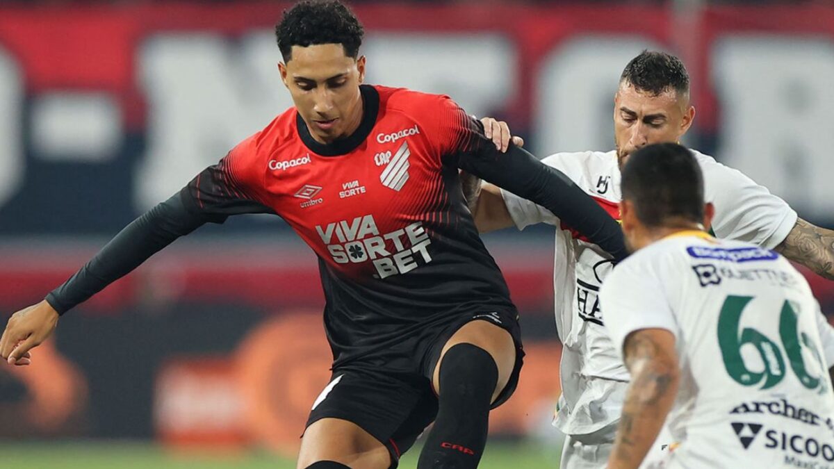 Com gol no inicio, Athletico Paranaense vence Brusque e avança de fase