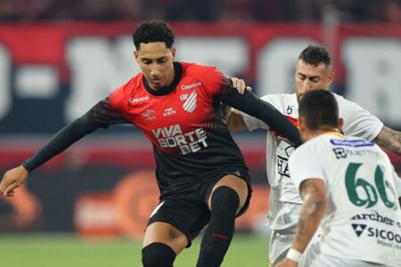 Com gol no inicio, Athletico Paranaense vence Brusque e avança de fase