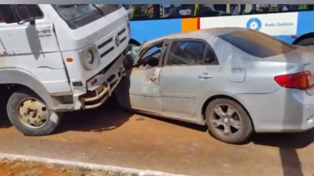 Colisão entre carro e caminhão (Foto: Reprodução)