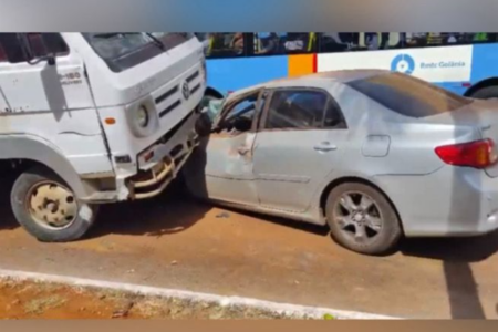 Colisão entre carro e caminhão (Foto: Reprodução)