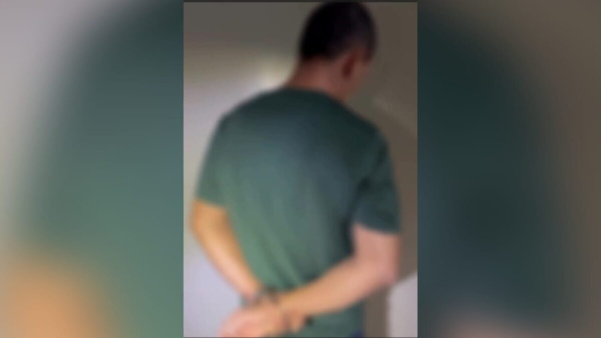 Imagem do jovem de costas sendo abordado