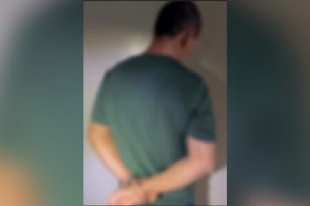 Imagem do jovem de costas sendo abordado