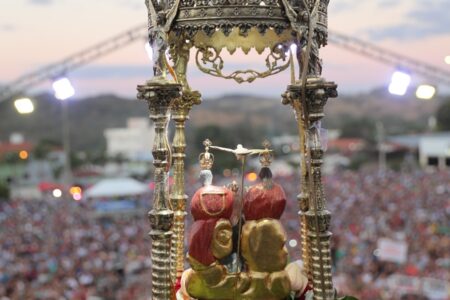 Romaria 2025 surpreende com estreia do maior sino do mundo, show de drones e inovação digital em Trindade