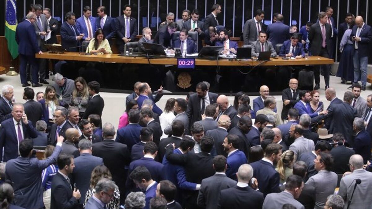 Vai ao Senado projeto que aumenta o número de deputados em Goiás e outros 8 Estados