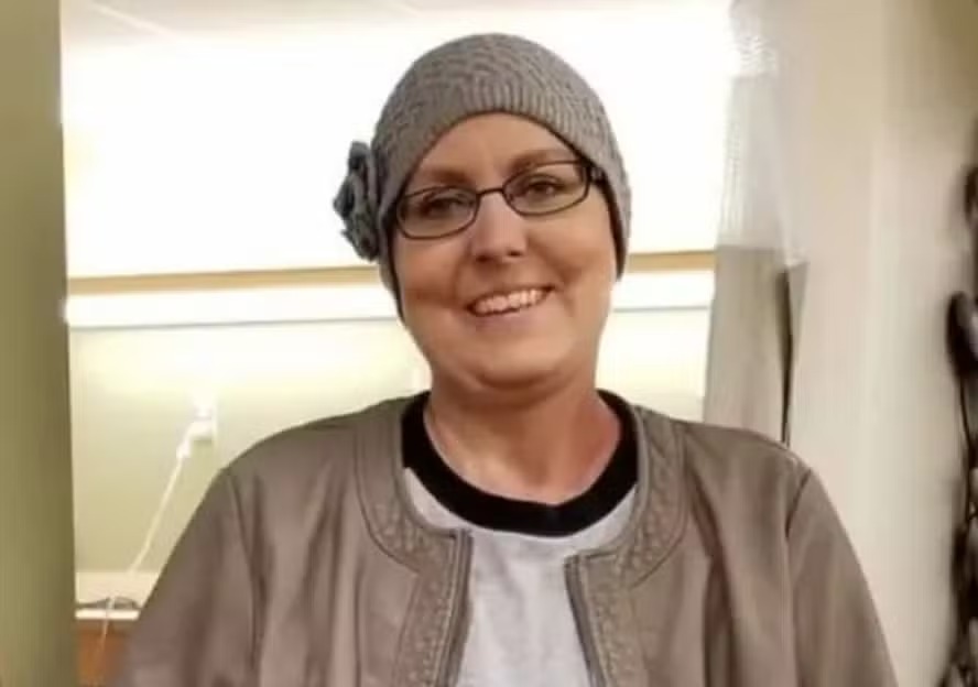 Mulher vence câncer quatro vezes e morre após ser atingida por bala perdida dentro de casa estava limpando a arma quando se deu o disparo