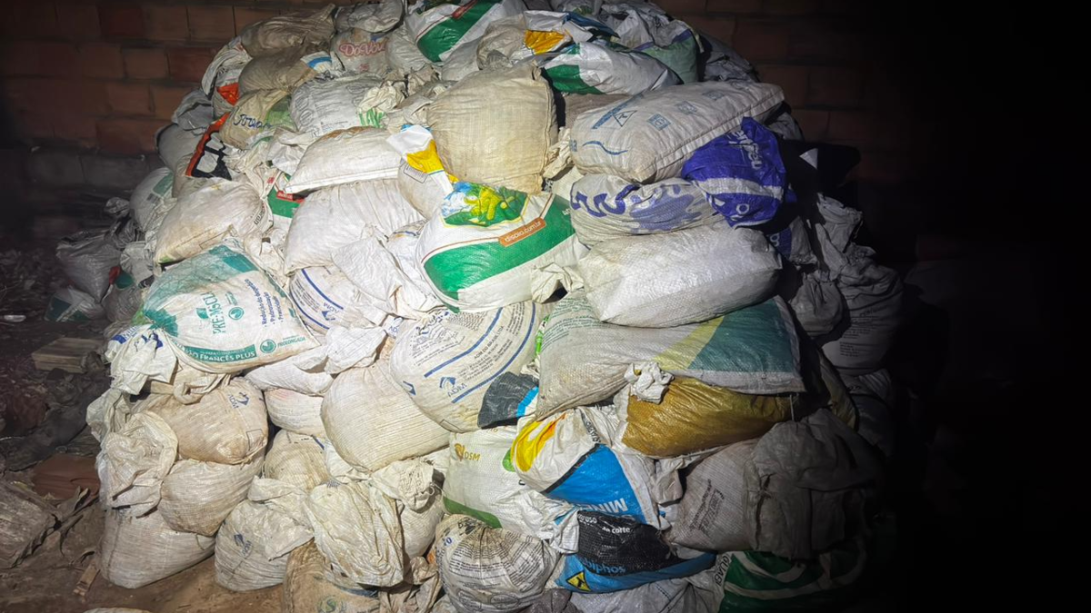 Sacos de ráfia usados para armazenar e transportar minério (Foto: Divulgação)