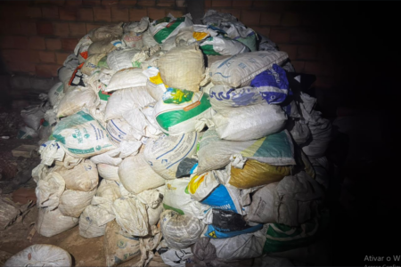 Sacos de ráfia usados para armazenar e transportar minério (Foto: Divulgação)