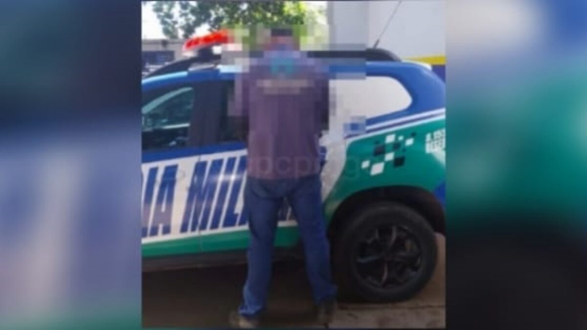 A imagem mostra uma foto do preso de costas