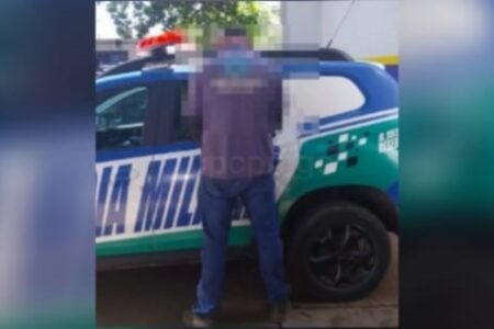 A imagem mostra uma foto do preso de costas