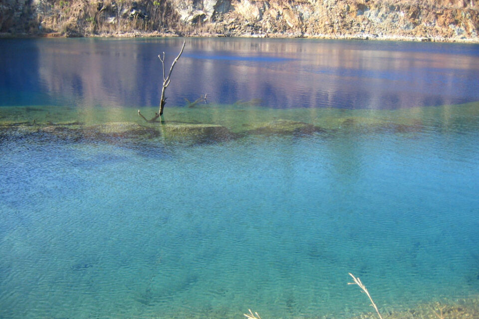 Lagoa sem fundo de Niquelândia: conheça o local cheio de lendas Como chegar? É permitido nadar? fotos e vídeos da lagoa azul de Goiás