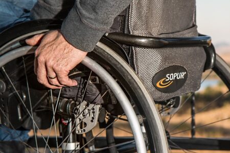 Banco deve devolver em dobro descontos de idoso PCD vítima de golpe digital, em Goiânia