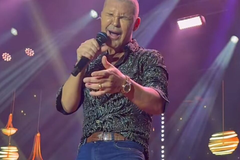 Eduardo Costa explica visual após surgir careca em show: anabolizante "Usei muita bomba no passado", disse sertanejo