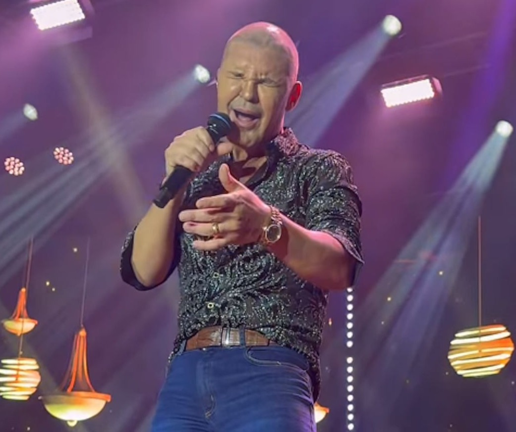 Eduardo Costa explica visual após surgir careca em show: anabolizante "Usei muita bomba no passado", disse sertanejo