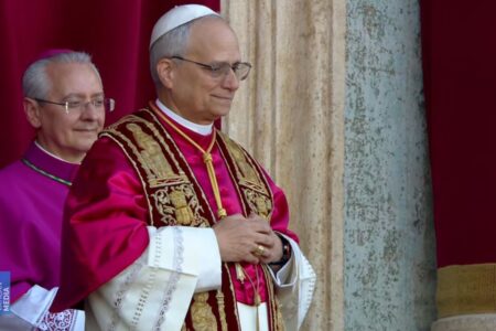 Leão 14 defende libertação de jornalistas presos e recebe convite de Zelenski