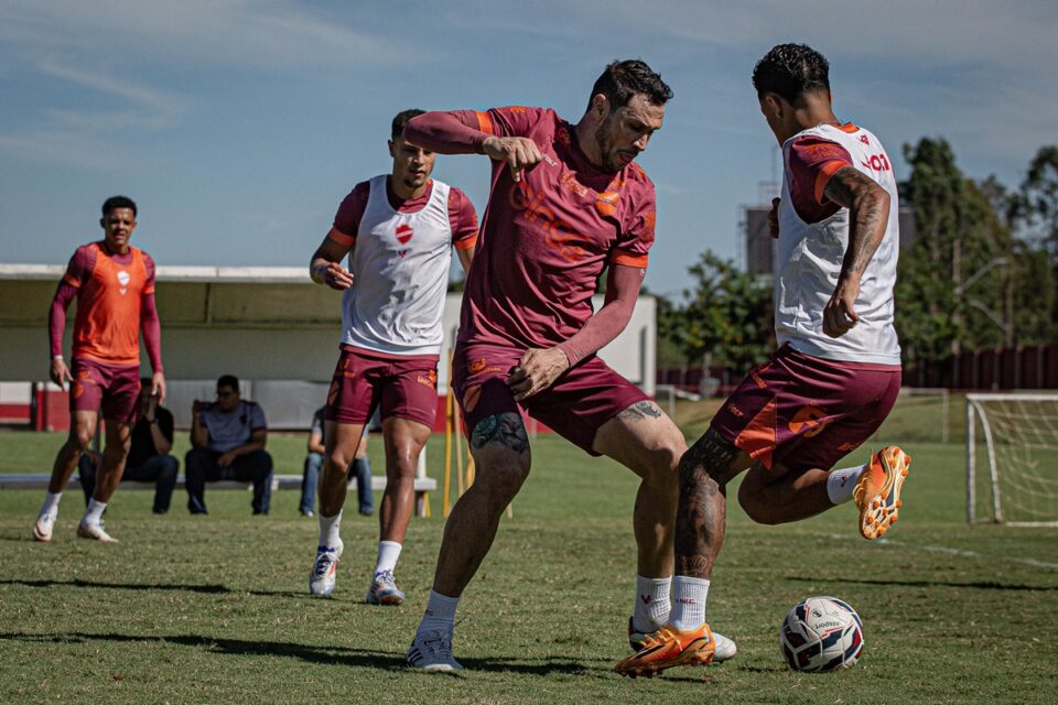 Tiago Pagnussat deixou o último jogo do Vila Nova por conta do protocolo de concussão