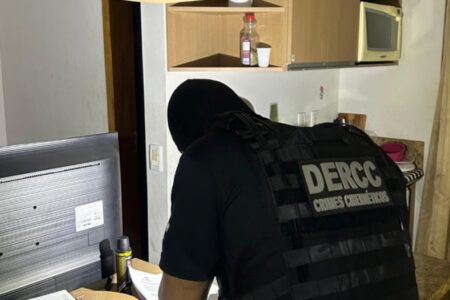 A imagem mostra o momento da ação da polícia