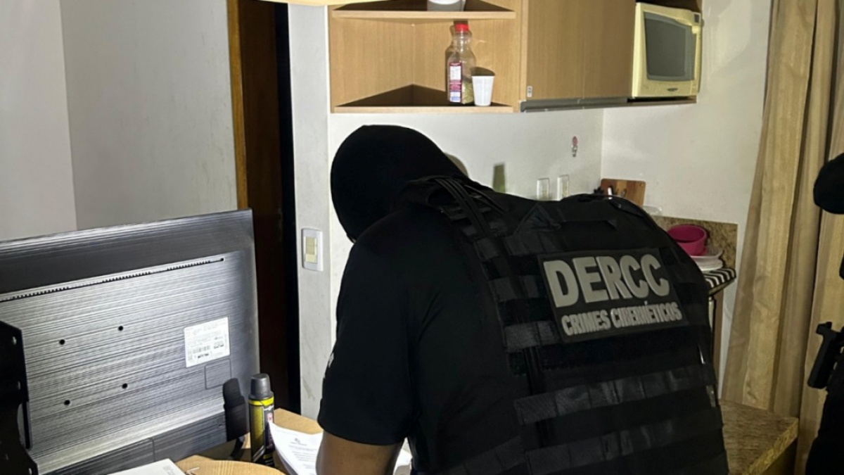 A imagem mostra o momento da ação da polícia