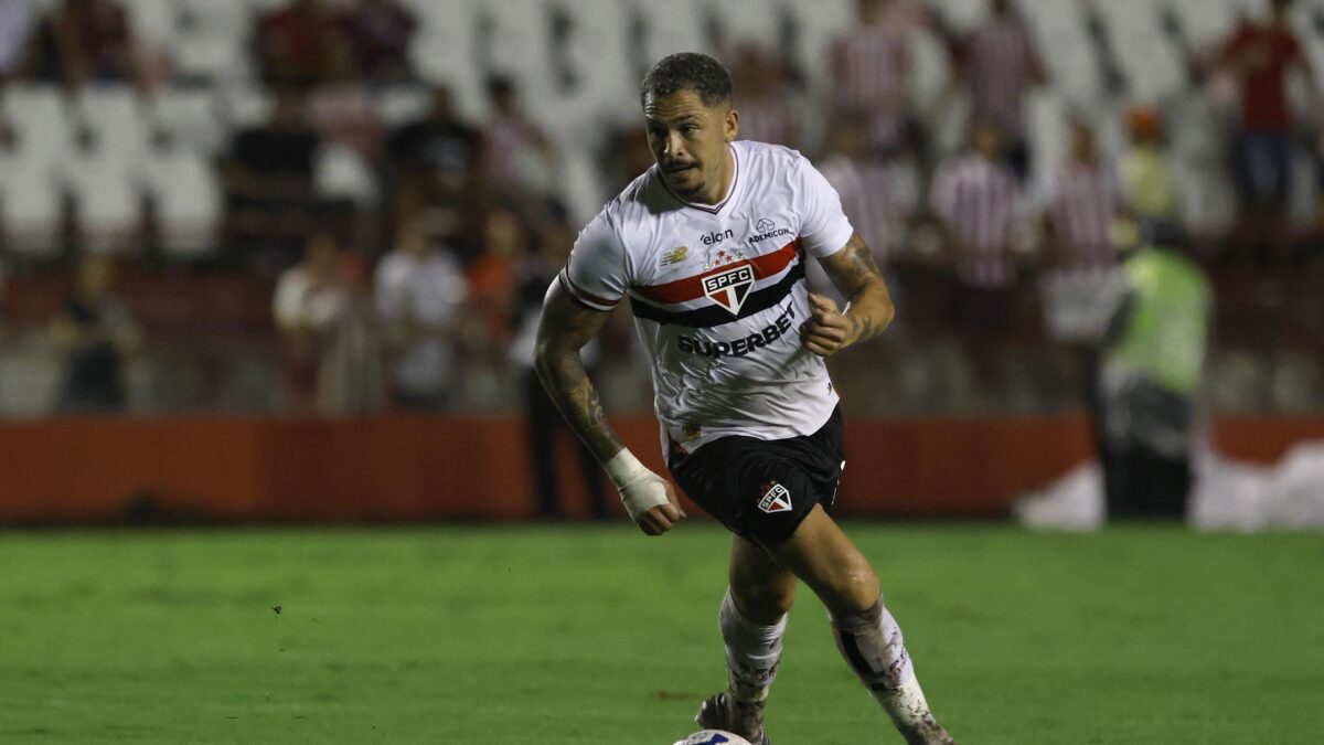 Em jogo marcado por duas expulsões, Sao Paulo vence Náutico