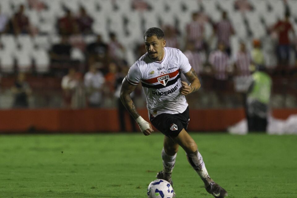 Em jogo marcado por duas expulsões, Sao Paulo vence Náutico