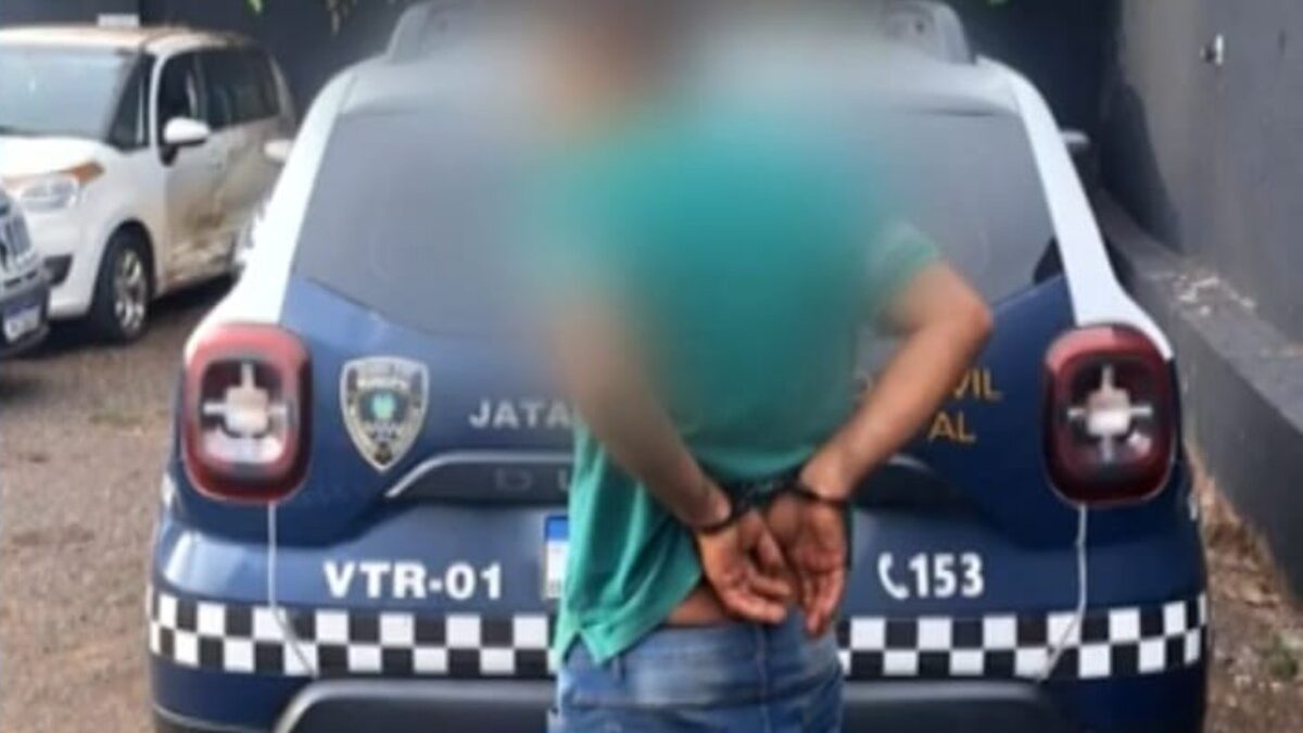 Motorista é preso por embriaguez ao volante após dormir com carro ligado no meio da rua em Jataí